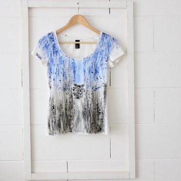 Indian dream tshirt, hand painted tshirt by Thelli. Painted with a degradé effect of blue and white with a indian style graphic elements. One of a kind t shirt, painted with water colours for fabrics, blue and black on white cotton t shirt.